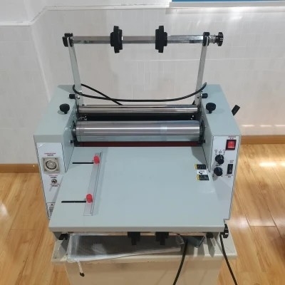 OPP 900mm স্লিটিং রিউইন্ডার মেশিন 5m/মিন ননওয়েভিং ফিল্ম লেমিনেটিং